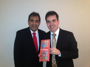 Presidente da OAB/RO, Andrey Cavalcante, ganhou do ex-presidente nacional da OAB, Cezar Britto, a obra literária autografada de sua autoria, L4 Curtidas.