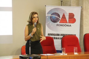 Maracélia Oliveira durante palestra sobre Tutela das Prerrogativas 