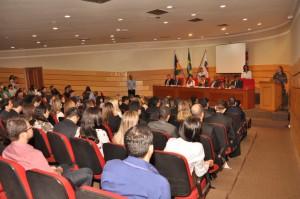 Professora Yêdda fez uso da palavra e traçou um breve relato sobre as duas obras