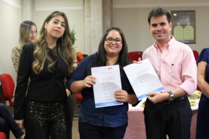 Presidente da Subcomissão, Samara Ravena Vinhorte, entre o Presidente da OAB/RO, Andrey Cavalcante e a Presidente da OAB Mulher, Elda Luciana