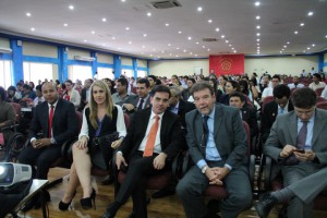 Andrey Cavalcante ao lado da palestrante Conselheira Fernanda Marinela e Presidente do TCE-RO.