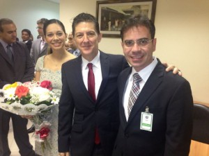 Andrey Cavalcante com o desembragador Miguel Monico e a esposa Daniela Monico.