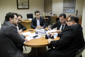 Os diretores da ESA apresentam calendário ao presidente Andrey Cavalcante