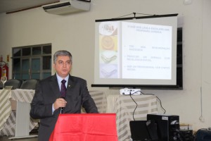 Desembargador Macos Alaor durante palestra