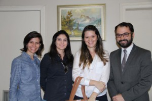 Diretor executivo da ESA, Eduardo Abílio com Acadêmicas de Direito, Velunia Muniz, Thais Ferreira e Thais Braz.