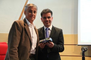 Andrey Cavalcante recebe o equipamento de doação