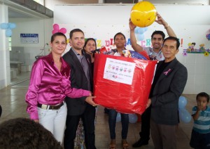 Entrega de brinquedos arrecadados durante a campanha em 2013