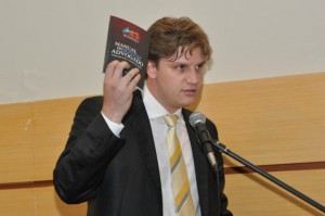 Presidente da OAB Jovem, Felipe Gurjão, fez o lançamento do Manual do Jovem Advogado