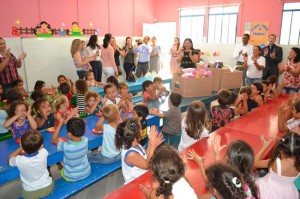 Foram entregues uma média de 300 brinquedos a duas escolas municipais 