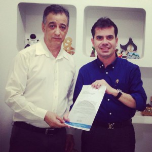 Andrey Cavalcante entrega o pedido ao superintendente da SPU-RO, Antônio Ferreira