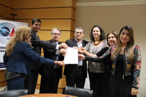 Abaixo Assinado sendo entregue aos conselheiros