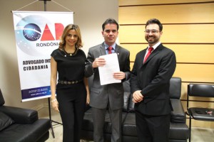 Andrey Cavalcante recebe  o documento de Maracélia Oliveira e Vinicius Miguel