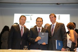 Marcus Vinicius, com Claudio Lamachia, recebe relatório de Pedro Dallari, da Comissão da Verdade