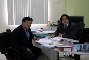 O conselheiro Noel Nunes discute o projeto com Promotor de Justiça André Luiz Rocha de Almeida
