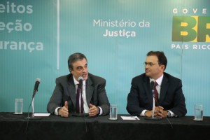 Marcus Vinicius (púlpito), com José Eduardo Cardozo e vários presidentes de Seccionais (Foto: Eugenio Novaes - CFOAB )