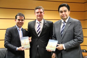 Felipe Gurjão entrega o livro ao presidente da OAB/RO Andrey Cavalcante