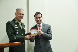 Andrey Cavalcante entrega placa de homenagem ao general André Luís Novaes Miranda 