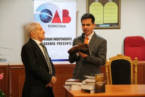 Andrey Cavalcante e Dimas da Fonseca durante lançamento do livro