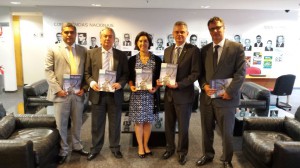 Os conselheiros federais de RO, Eurico Montenegro Neto, Antônio Osman, Elton Fülber acompanhados de Flavia Regina De Souza Oliveira – presidente do Conselho Deliberativo do Instituto Pro Bono e o Marcos Fuchs, diretor executivo do Instituto Pro Bono.