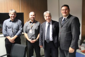 Walter Lemos com o presidente do TRE-RO e a equipe de TI do Tribunal