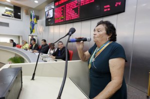 Dona Maria de Deus Alves Carneiro durante discurso