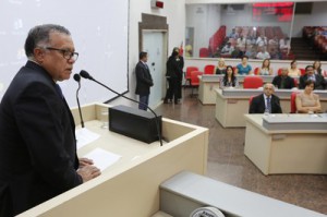 Diretor tesoureiro, Fernando Maia, durante discurso na ALE-RO