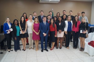 Os novos advogados e estagiários com a diretoria da OAB/RO