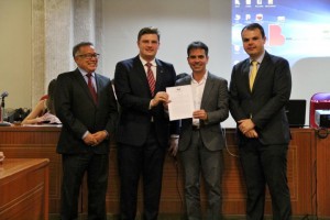 Presidente da OAB/RO, Andrey Cavalcante, recebendo a carta.