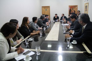 Integrantes da OAB e deputados na reunião