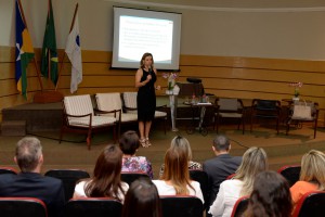 Maracélia Oliveira durante palestra 