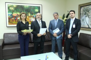 Maracélia Oliveira, José Bernardes Passos Filho e Moacyr Pontes Netto entregam lista ao presidente do TJ-RO