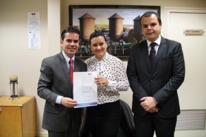 Presidente da OABRO, Andrey Cavalcante, e secretário-geral Márcio Melo com a presidente da Comissão de Sociedade de Advogados, Shisley Camargo.