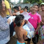 Entrega de alimentos aos indios (24)