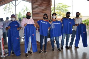 Entrega de uniformes aos funcionários do Clube do Advogado