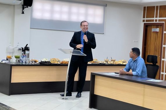 Márcio Nogueira homenageia juiz Pedro Silas durante entrega de credenciais em Buritis