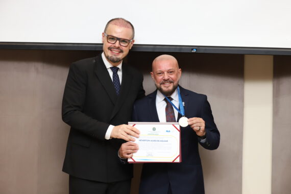 OAB Rondônia homenageia Héverton Alves de Aguiar com Medalha Ney Luis de Freitas Leal durante entrega de credenciais